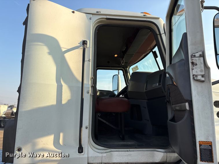 image for item EC8221 2015 Mack CXU612 semi truck