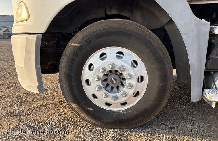 image for item EC8221 2015 Mack CXU612 semi truck