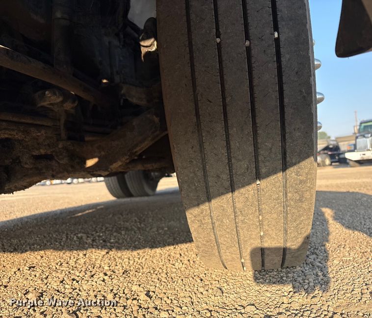 image for item EC8221 2015 Mack CXU612 semi truck