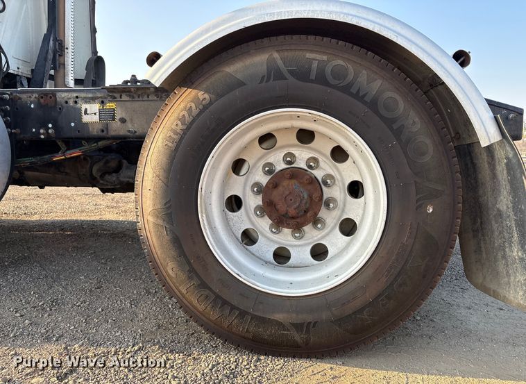 image for item EC8221 2015 Mack CXU612 semi truck