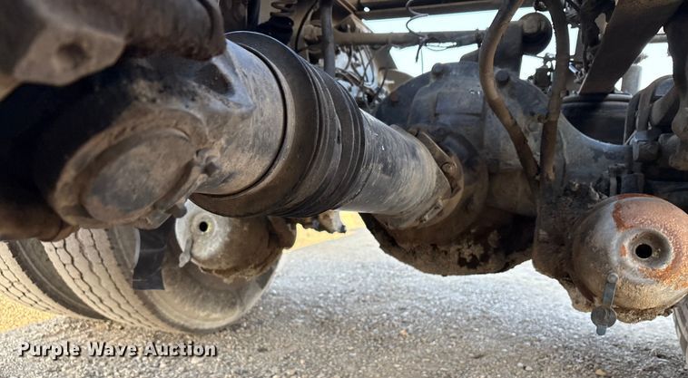 image for item EC8221 2015 Mack CXU612 semi truck