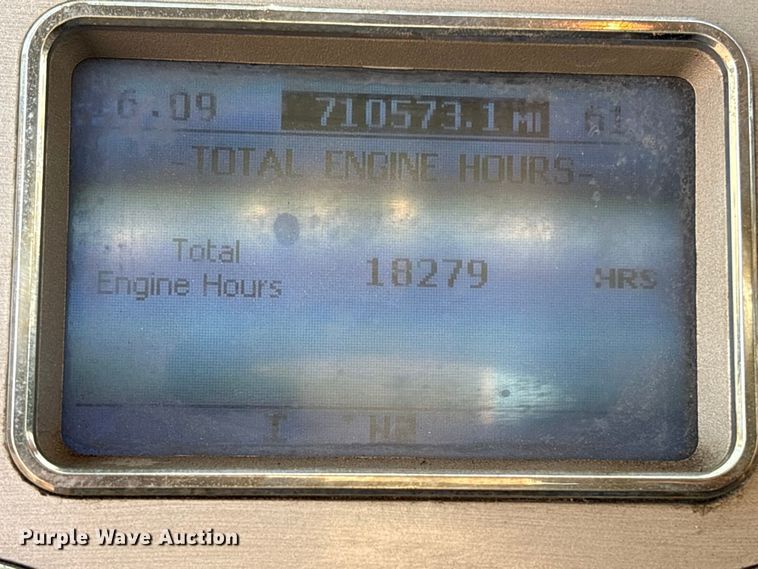 image for item EC8221 2015 Mack CXU612 semi truck