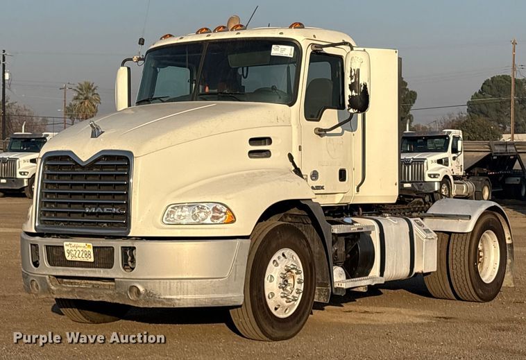 image for item EC8222 2015 Mack CXU612 semi truck