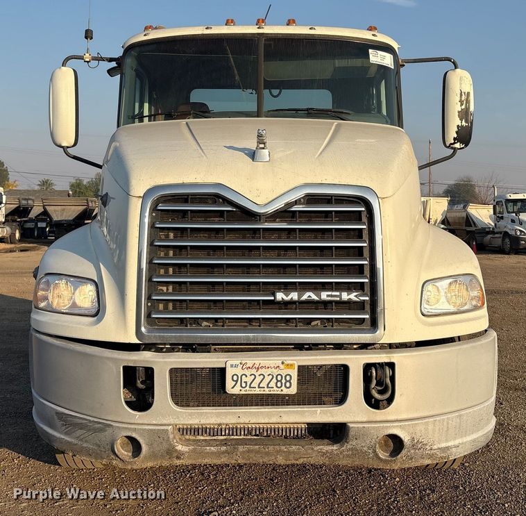 image for item EC8222 2015 Mack CXU612 semi truck