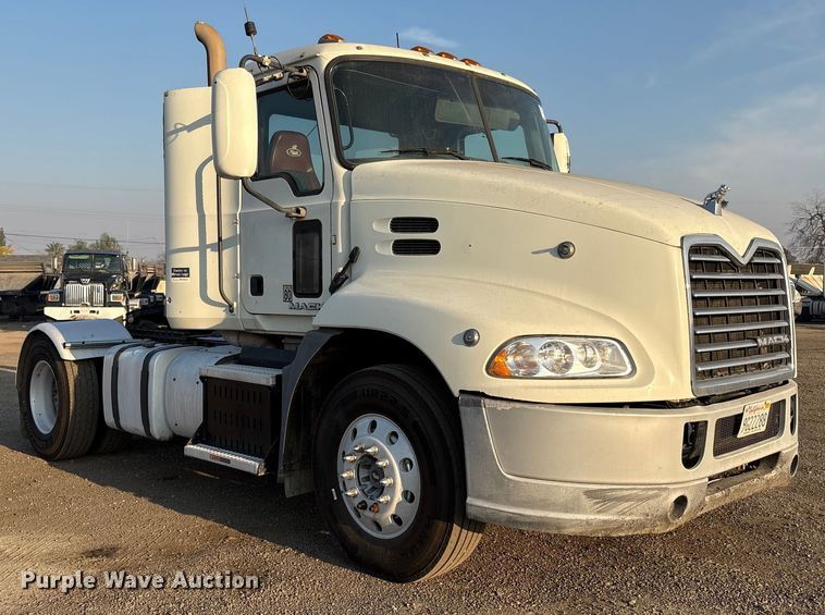 image for item EC8222 2015 Mack CXU612 semi truck