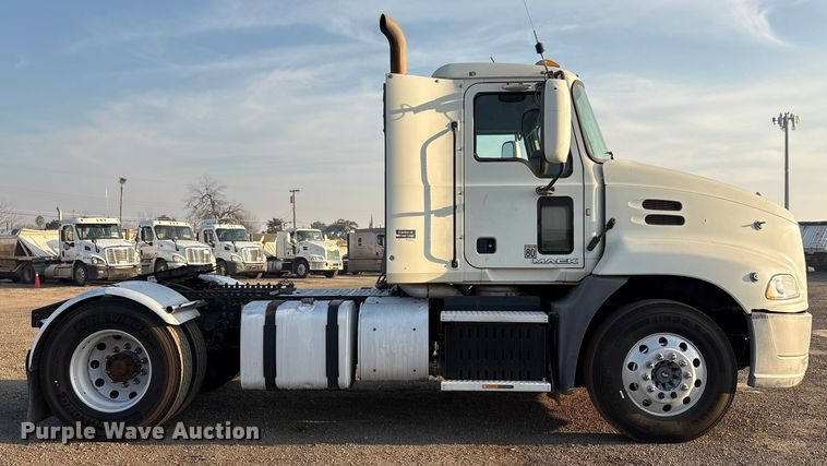 image for item EC8222 2015 Mack CXU612 semi truck