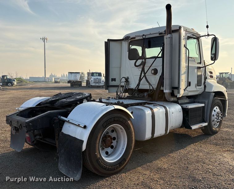 image for item EC8222 2015 Mack CXU612 semi truck