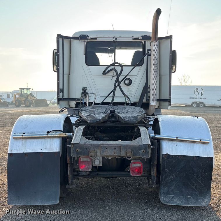image for item EC8222 2015 Mack CXU612 semi truck