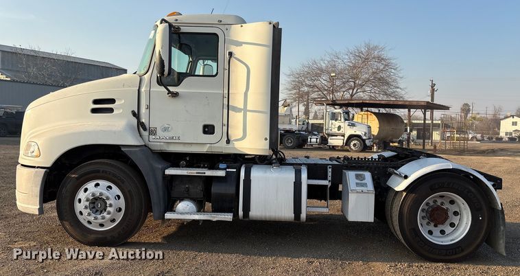 image for item EC8222 2015 Mack CXU612 semi truck