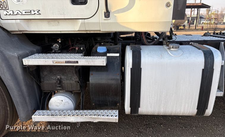 image for item EC8222 2015 Mack CXU612 semi truck