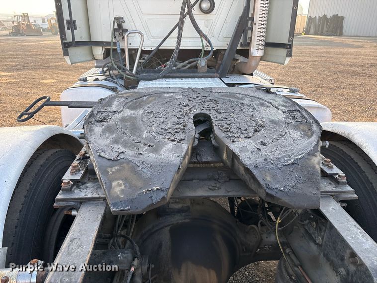 image for item EC8222 2015 Mack CXU612 semi truck