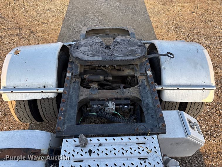 image for item EC8222 2015 Mack CXU612 semi truck