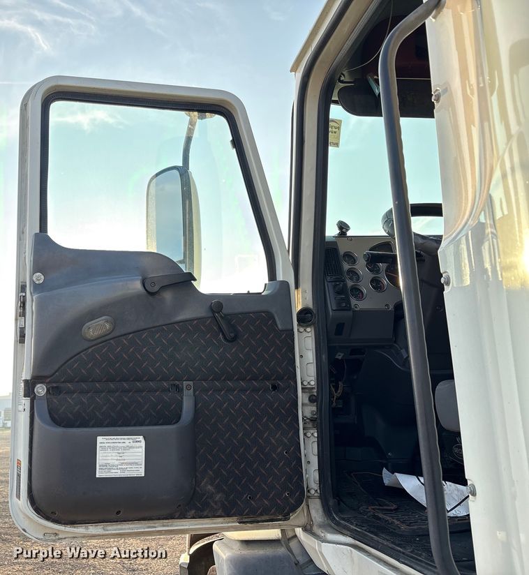 image for item EC8222 2015 Mack CXU612 semi truck