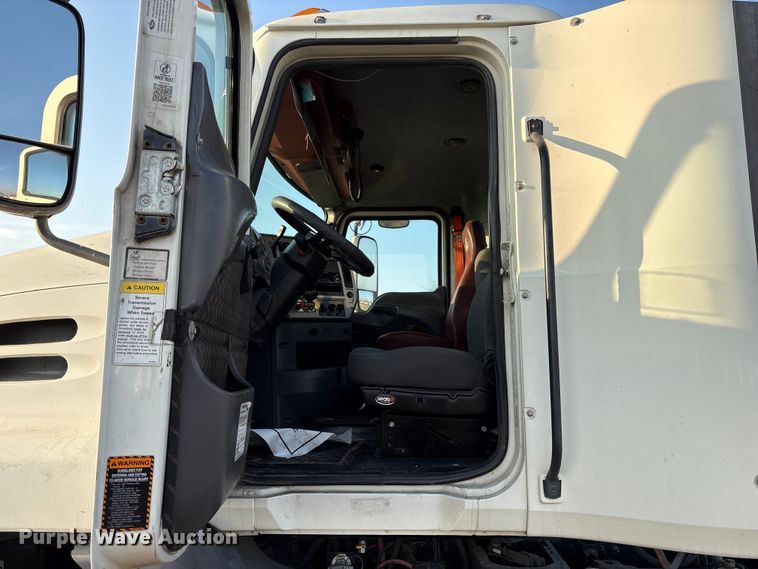 image for item EC8222 2015 Mack CXU612 semi truck