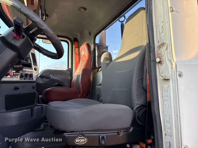 image for item EC8222 2015 Mack CXU612 semi truck