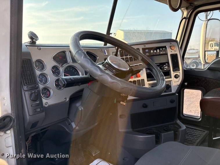 image for item EC8222 2015 Mack CXU612 semi truck