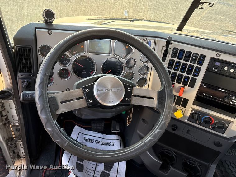 image for item EC8222 2015 Mack CXU612 semi truck