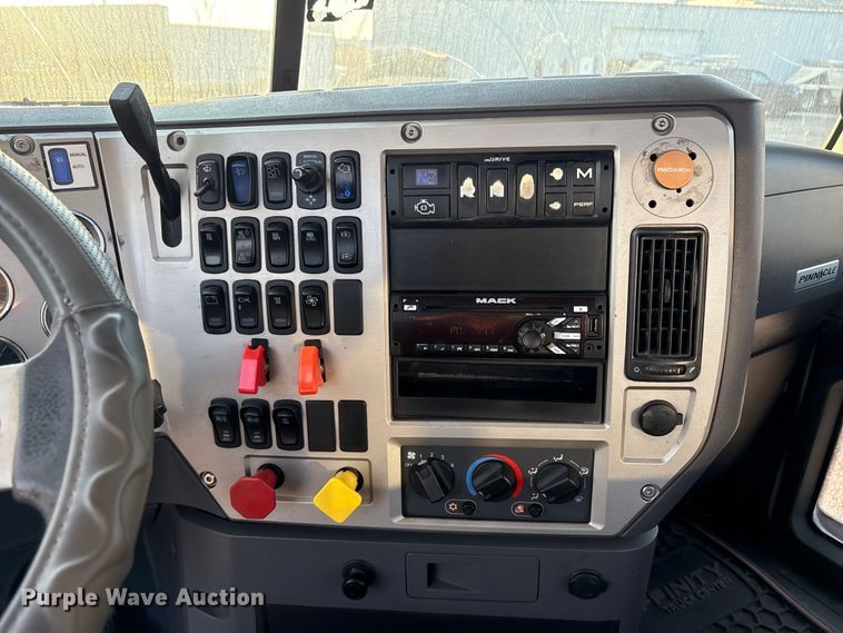 image for item EC8222 2015 Mack CXU612 semi truck