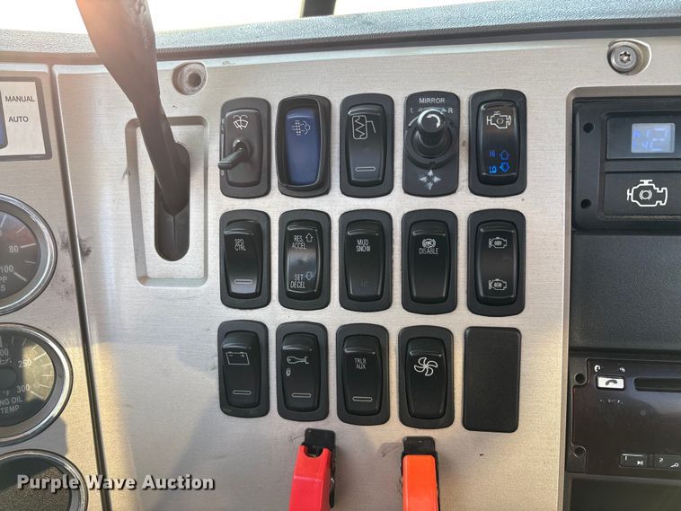 image for item EC8222 2015 Mack CXU612 semi truck