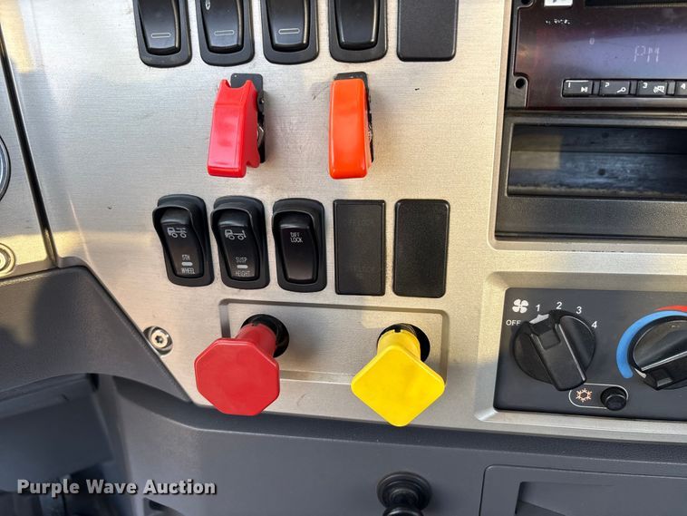 image for item EC8222 2015 Mack CXU612 semi truck