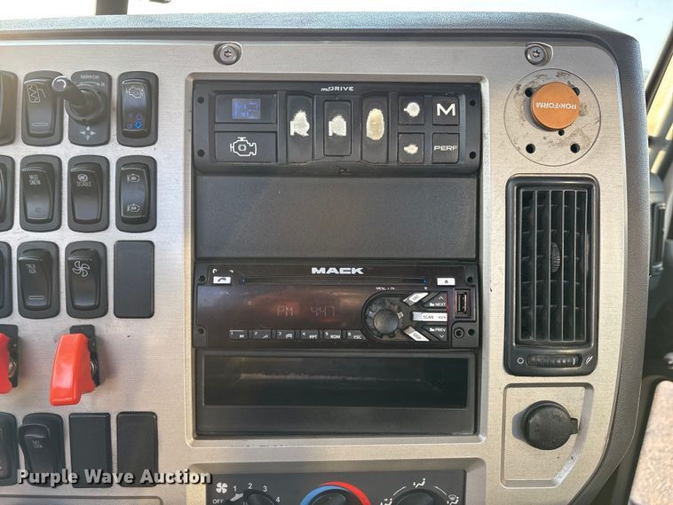 image for item EC8222 2015 Mack CXU612 semi truck