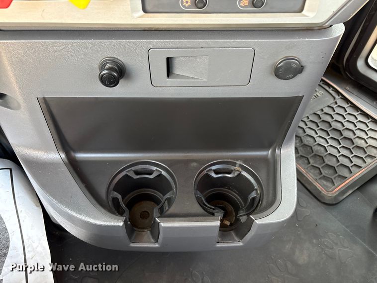 image for item EC8222 2015 Mack CXU612 semi truck