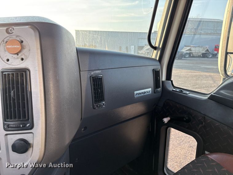 image for item EC8222 2015 Mack CXU612 semi truck