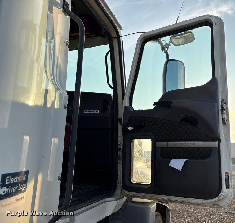 image for item EC8222 2015 Mack CXU612 semi truck