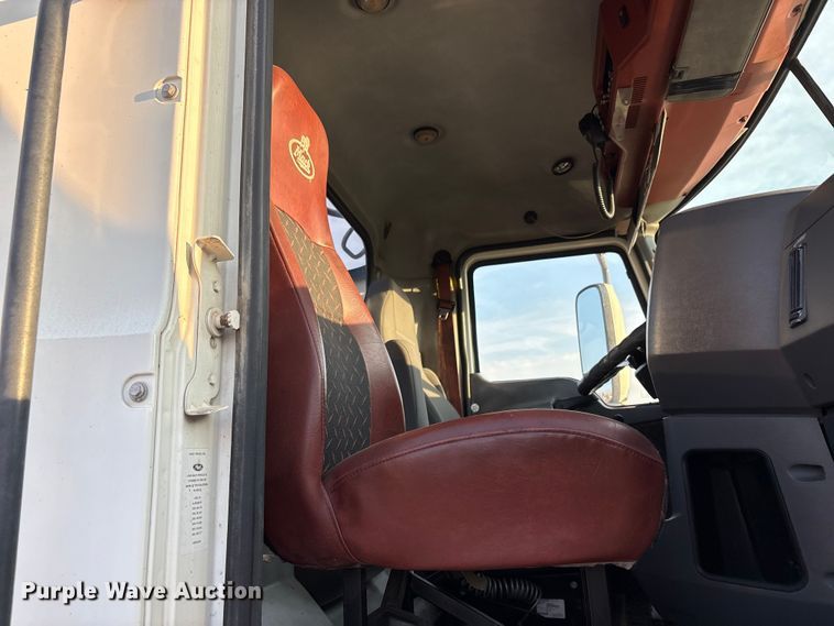 image for item EC8222 2015 Mack CXU612 semi truck