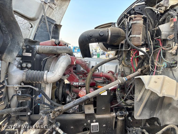 image for item EC8222 2015 Mack CXU612 semi truck