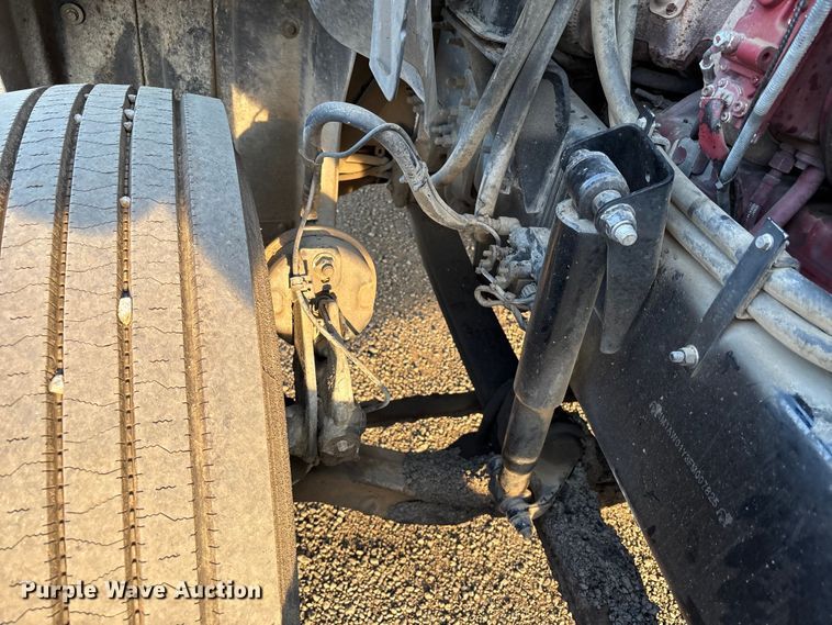 image for item EC8222 2015 Mack CXU612 semi truck