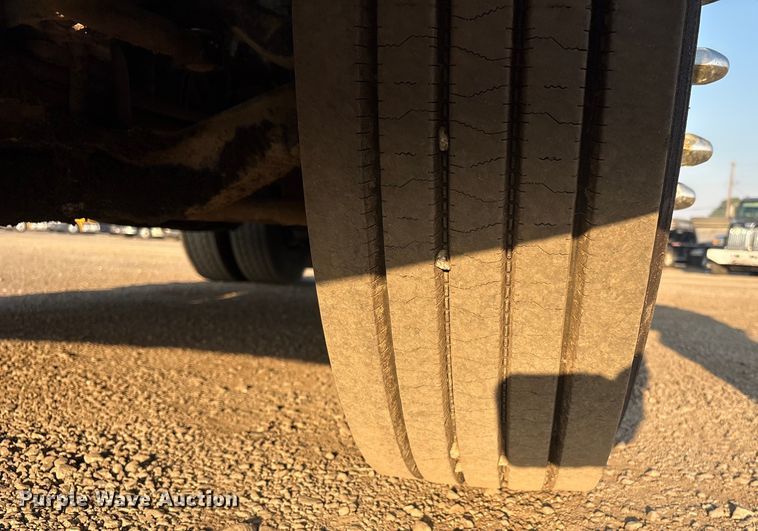 image for item EC8222 2015 Mack CXU612 semi truck