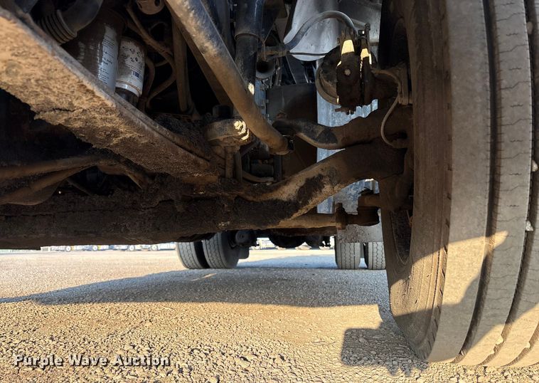 image for item EC8222 2015 Mack CXU612 semi truck