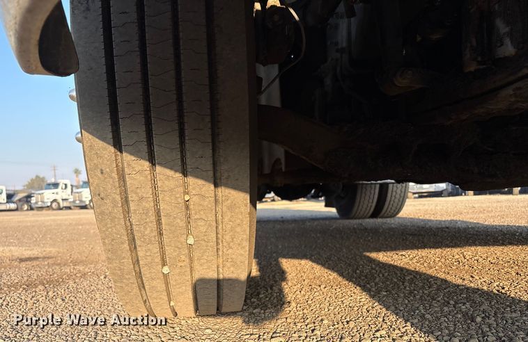 image for item EC8222 2015 Mack CXU612 semi truck