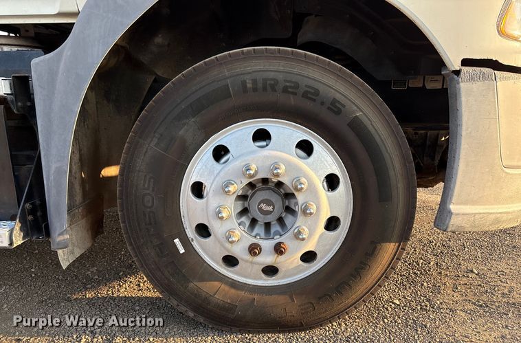 image for item EC8222 2015 Mack CXU612 semi truck