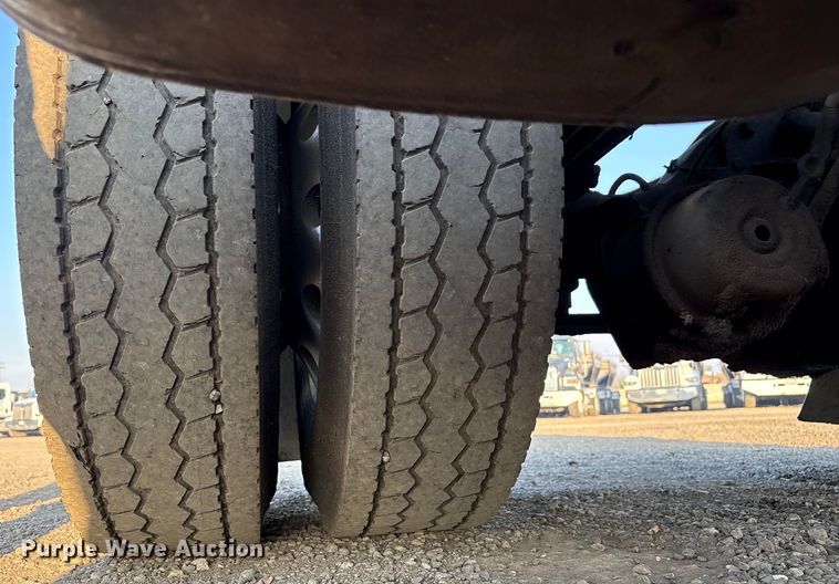 image for item EC8222 2015 Mack CXU612 semi truck