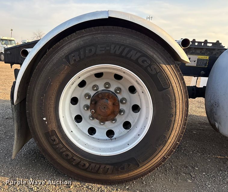 image for item EC8222 2015 Mack CXU612 semi truck