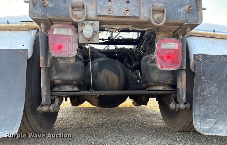 image for item EC8222 2015 Mack CXU612 semi truck