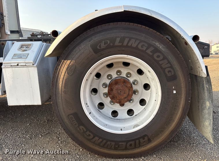 image for item EC8222 2015 Mack CXU612 semi truck