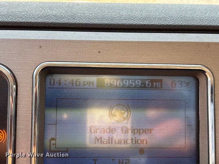 image for item EC8222 2015 Mack CXU612 semi truck