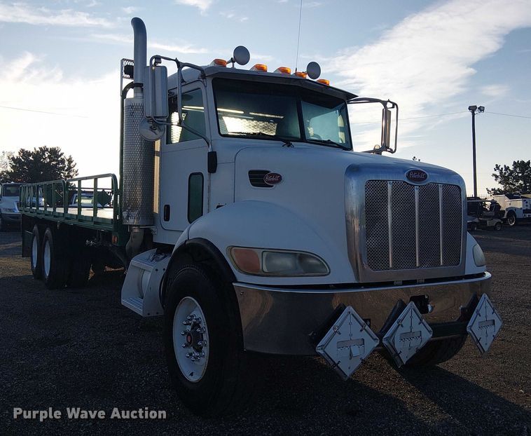 image for item EG1689 2007 Peterbilt 335 flatbed truck