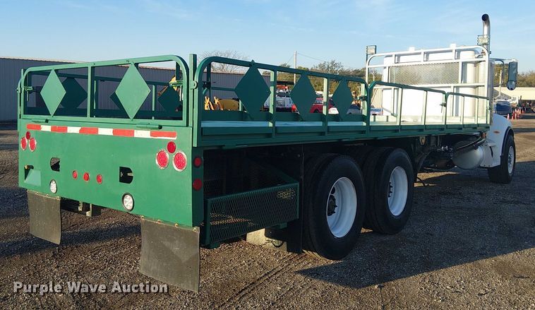 image for item EG1689 2007 Peterbilt 335 flatbed truck