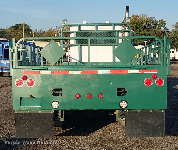 image for item EG1689 2007 Peterbilt 335 flatbed truck