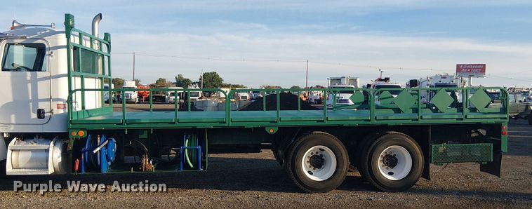 image for item EG1689 2007 Peterbilt 335 flatbed truck