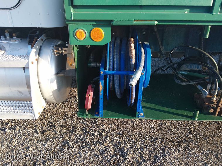 image for item EG1689 2007 Peterbilt 335 flatbed truck