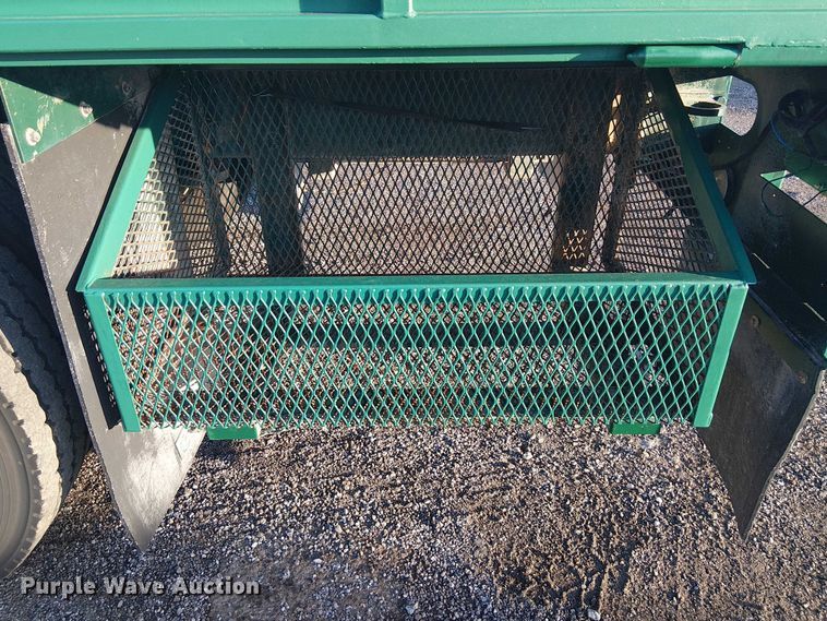 image for item EG1689 2007 Peterbilt 335 flatbed truck