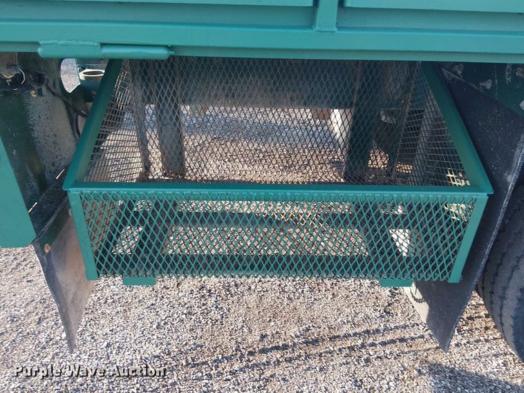 image for item EG1689 2007 Peterbilt 335 flatbed truck