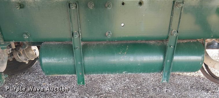 image for item EG1689 2007 Peterbilt 335 flatbed truck