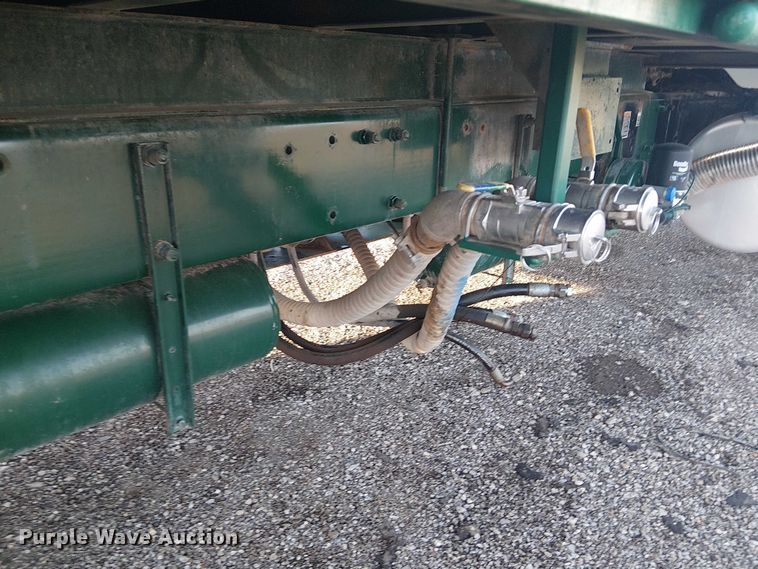 image for item EG1689 2007 Peterbilt 335 flatbed truck