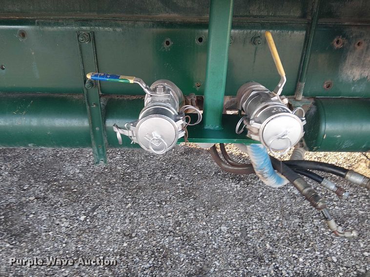 image for item EG1689 2007 Peterbilt 335 flatbed truck